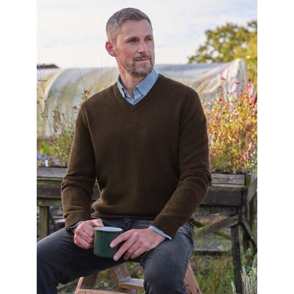 WoolOvers Mens Lambswool V Neck Sweater / Brown
